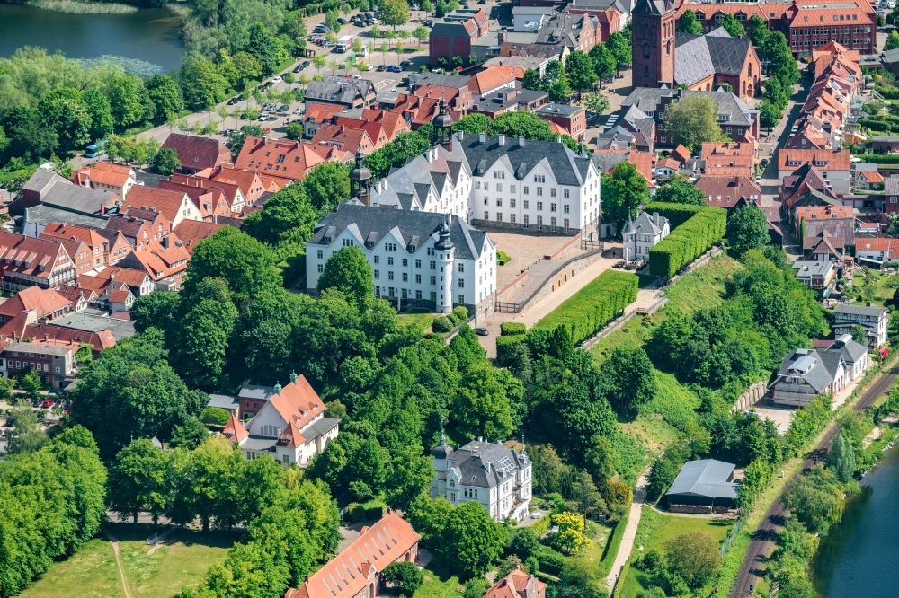 Plön von oben - Burganlage des Schloss Plön in Plön im Bundesland Schleswig-Holstein