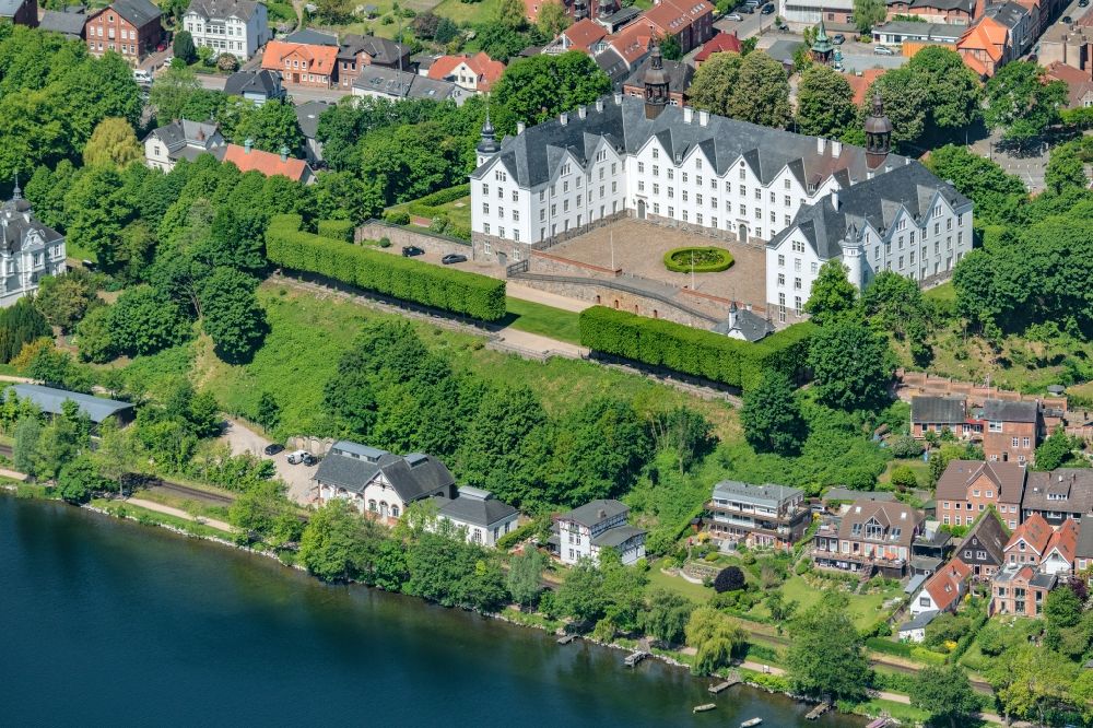 Plön aus der Vogelperspektive: Burganlage des Schloss Plön in Plön im Bundesland Schleswig-Holstein