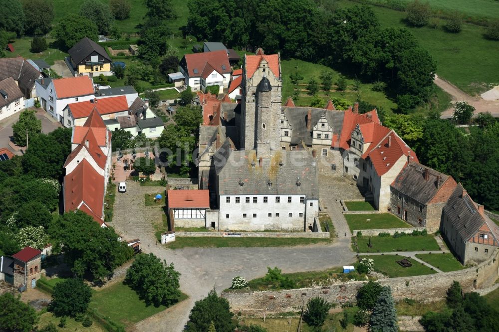 Plötzkau von oben - Burganlage des Schloss Plötzkau in Plötzkau im Bundesland Sachsen-Anhalt, Deutschland