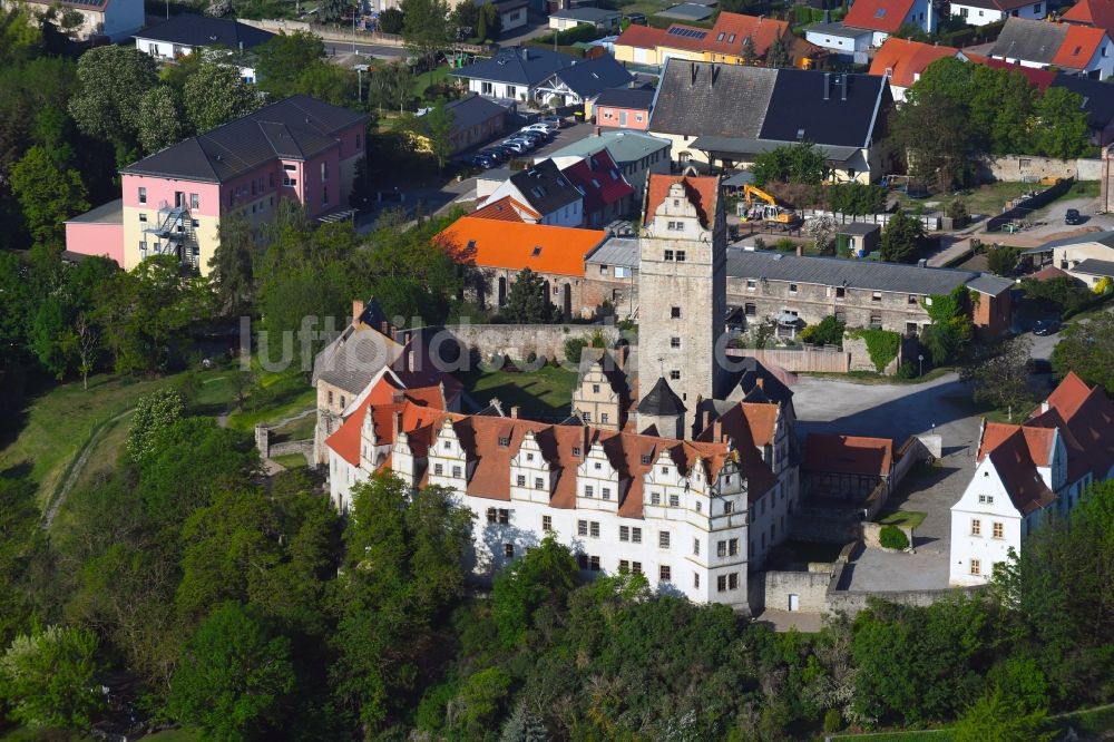 Plötzkau aus der Vogelperspektive: Burganlage des Schloss Plötzkau in Plötzkau im Bundesland Sachsen-Anhalt, Deutschland