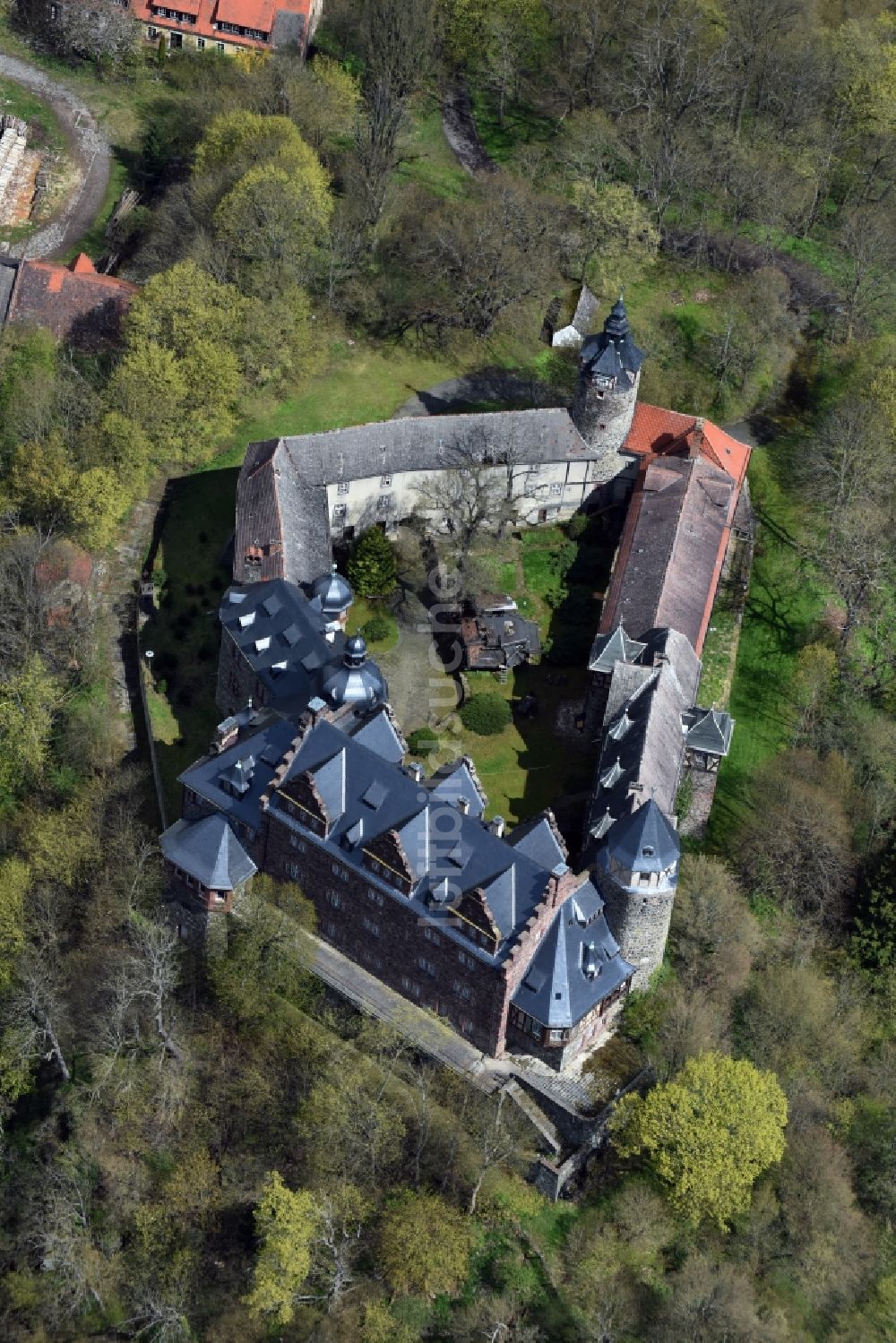 Friesdorf von oben - Burganlage des Schloss Rammelburg in Friesdorf im Bundesland Sachsen-Anhalt