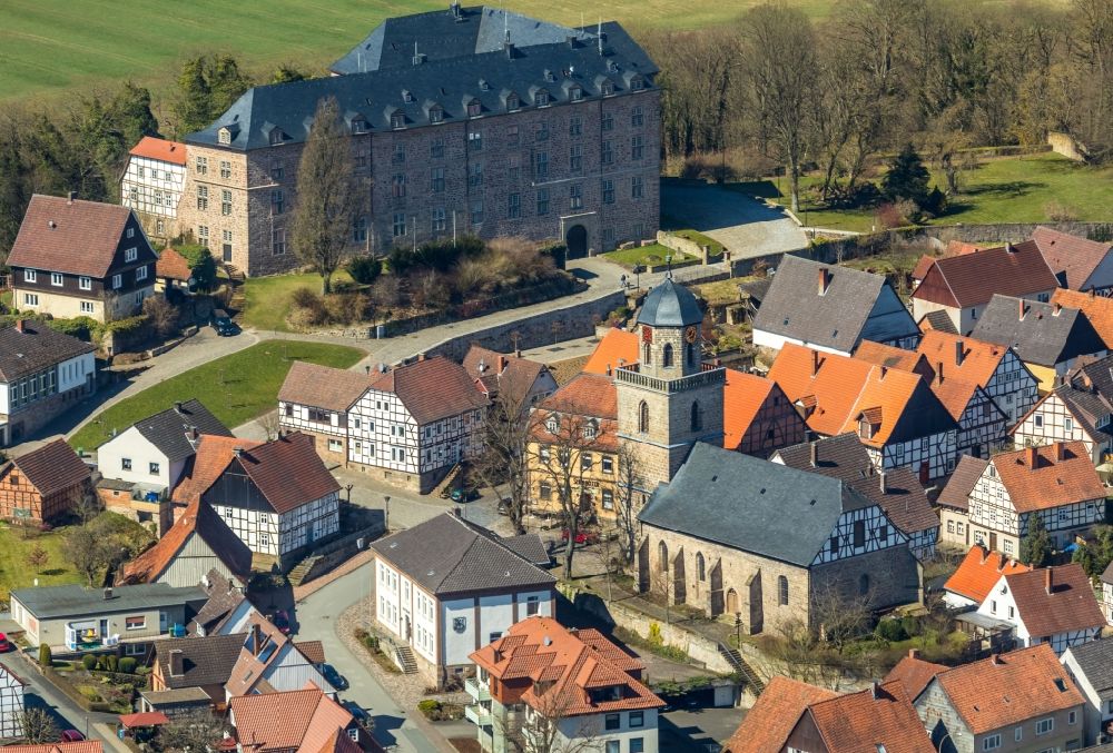 Diemelstadt von oben - Burganlage des Schloss Rhoden im Ortsteil Rhoden in Diemelstadt im Bundesland Hessen, Deutschland