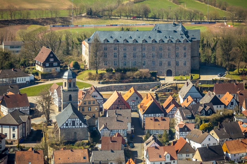 Diemelstadt aus der Vogelperspektive: Burganlage des Schloss Rhoden im Ortsteil Rhoden in Diemelstadt im Bundesland Hessen, Deutschland