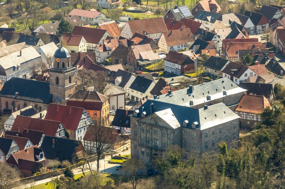 Diemelstadt von oben - Burganlage des Schloss Rhoden im Ortsteil Rhoden in Diemelstadt im Bundesland Hessen, Deutschland