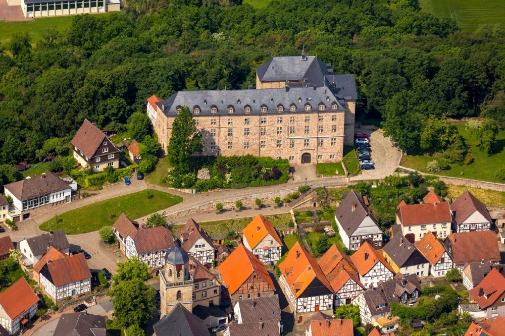 Luftbild Rhoden - Burganlage des Schloss Rhoden im Ortsteil Rhoden in Diemelstadt im Bundesland Hessen, Deutschland