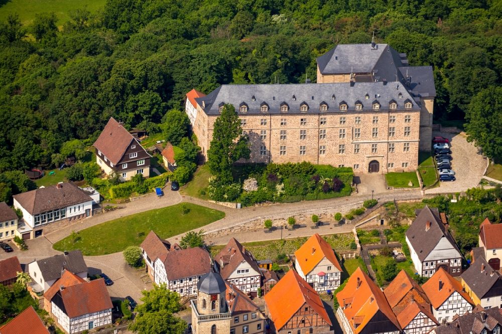Luftaufnahme Rhoden - Burganlage des Schloss Rhoden im Ortsteil Rhoden in Diemelstadt im Bundesland Hessen, Deutschland