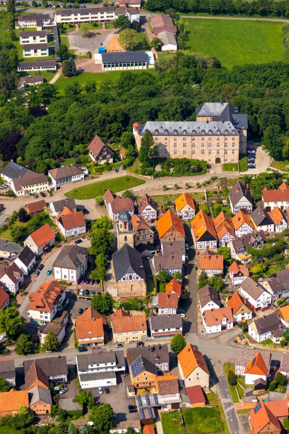 Rhoden von oben - Burganlage des Schloss Rhoden im Ortsteil Rhoden in Diemelstadt im Bundesland Hessen, Deutschland