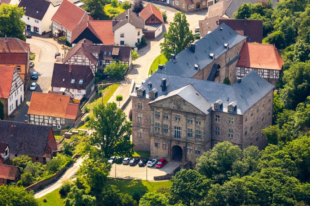 Rhoden aus der Vogelperspektive: Burganlage des Schloss Rhoden im Ortsteil Rhoden in Diemelstadt im Bundesland Hessen, Deutschland