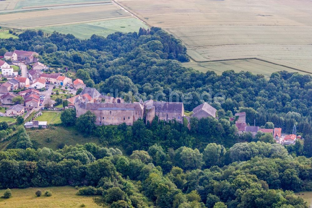 Roussy-le-Village von oben - Burganlage des Schloss Roussy-le-bourg in Roussy-le-Village in Grand Est, Frankreich