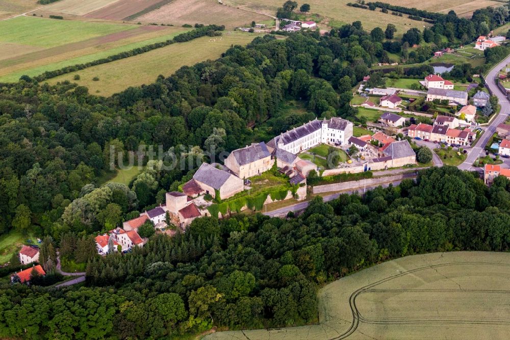 Luftbild Roussy-le-Village - Burganlage des Schloss Roussy-le-bourg in Roussy-le-Village in Grand Est, Frankreich