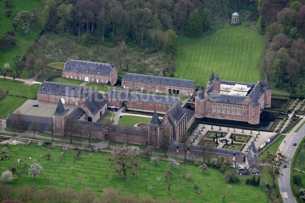 Bilzen aus der Vogelperspektive: Burganlage des Schloss Schloss Alden Biesen Kasteelstraat in Bilzen in Vlaanderen, Belgien