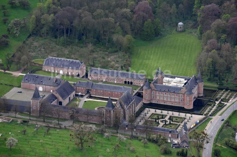 Luftbild Bilzen - Burganlage des Schloss Schloss Alden Biesen Kasteelstraat in Bilzen in Vlaanderen, Belgien