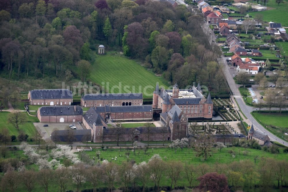 Luftaufnahme Bilzen - Burganlage des Schloss Schloss Alden Biesen Kasteelstraat in Bilzen in Vlaanderen, Belgien