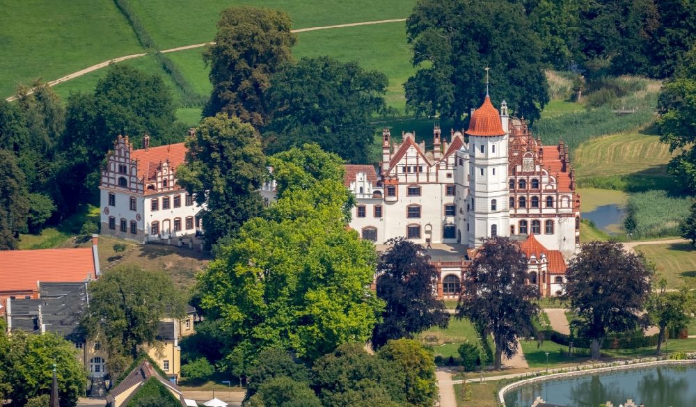 Basedow aus der Vogelperspektive: Burganlage des Schloss Schloss Basedow in Basedow im Bundesland Mecklenburg-Vorpommern