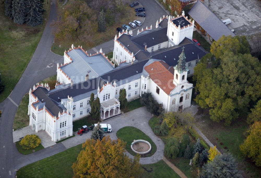 Martonvasar aus der Vogelperspektive: Burganlage des Schloss Schloss Brunswick in Martonvasar in Weißenburg, Ungarn