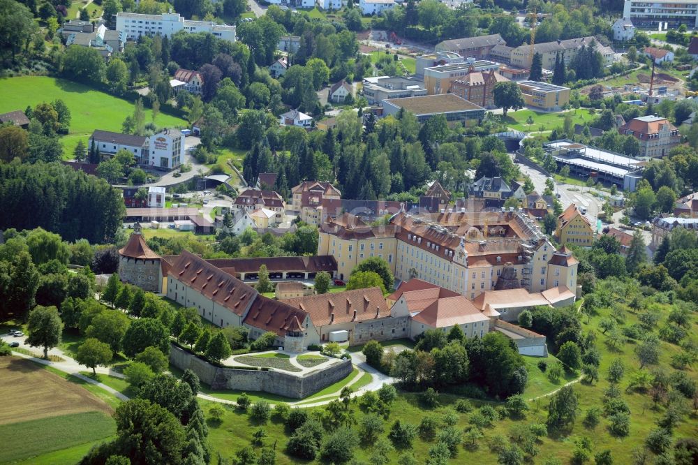 Ellwangen (Jagst) von oben - Burganlage des Schloss Schloß ob Ellwangen in Ellwangen (Jagst) im Bundesland Baden-Württemberg