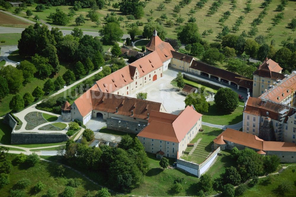 Ellwangen (Jagst) von oben - Burganlage des Schloss Schloß ob Ellwangen in Ellwangen (Jagst) im Bundesland Baden-Württemberg