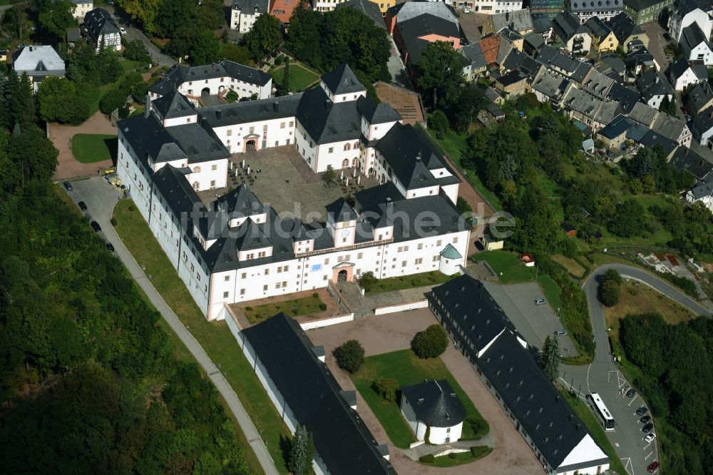 Augustusburg von oben - Burganlage des Schloss und Schlosstheater in Augustusburg im Bundesland Sachsen
