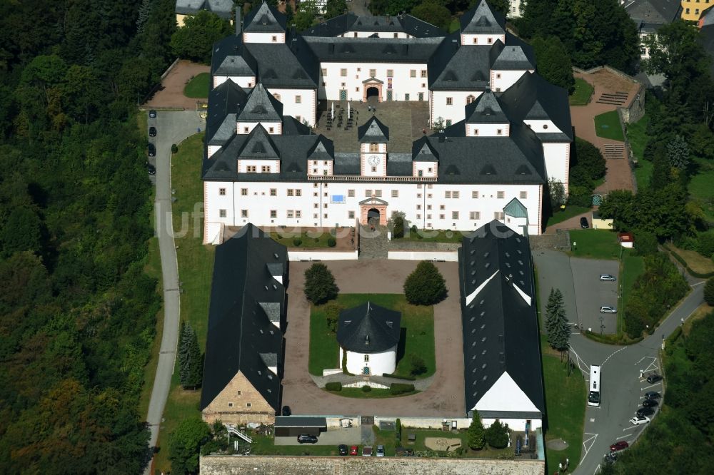 Augustusburg aus der Vogelperspektive: Burganlage des Schloss und Schlosstheater in Augustusburg im Bundesland Sachsen