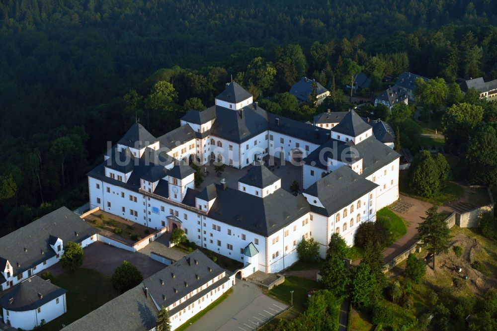 Luftaufnahme Augustusburg - Burganlage des Schloss und Schlosstheater in Augustusburg im Bundesland Sachsen