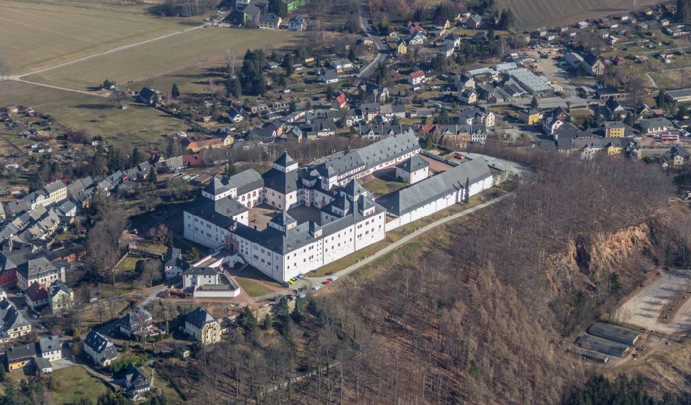 Luftaufnahme Augustusburg - Burganlage des Schloss und Schlosstheater in Augustusburg im Bundesland Sachsen