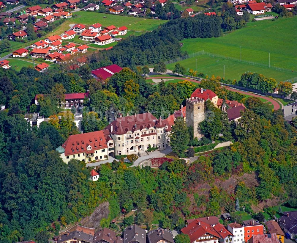 Neubeuern von oben - Burganlage des Schloss Stiftung Landerziehungsheim Neubeuern in Neubeuern im Bundesland Bayern, Deutschland