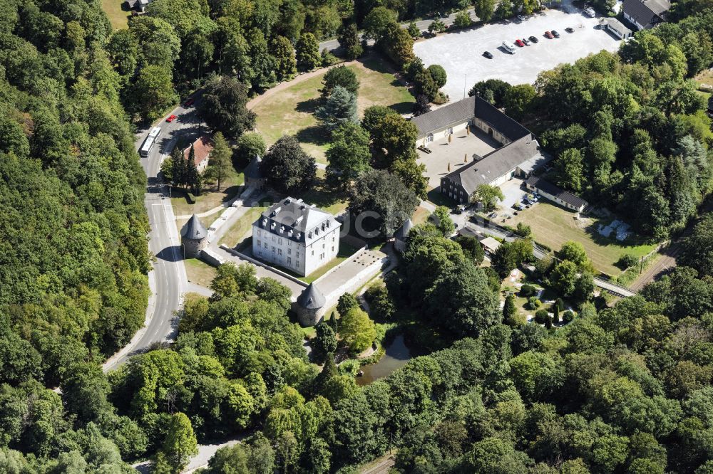 Neviges aus der Vogelperspektive: Burganlage des Schloss Vorburg Schloss Hardenberg in Neviges im Bundesland Nordrhein-Westfalen, Deutschland