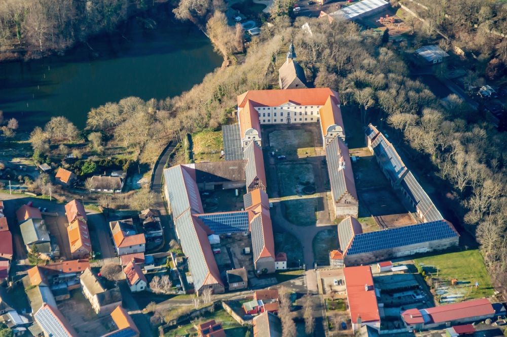 Walbeck aus der Vogelperspektive: Burganlage des Schloss in Walbeck im Bundesland Sachsen-Anhalt, Deutschland