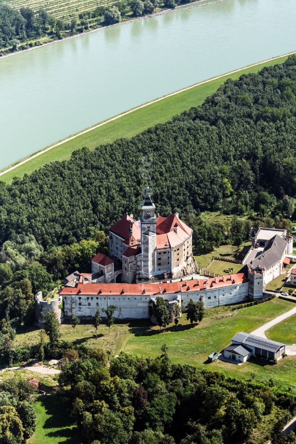 Luftaufnahme Wallsee - Burganlage des Schloss Wallsee in Wallsee in Niederösterreich, Österreich