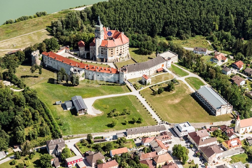 Wallsee aus der Vogelperspektive: Burganlage des Schloss Wallsee in Wallsee in Niederösterreich, Österreich