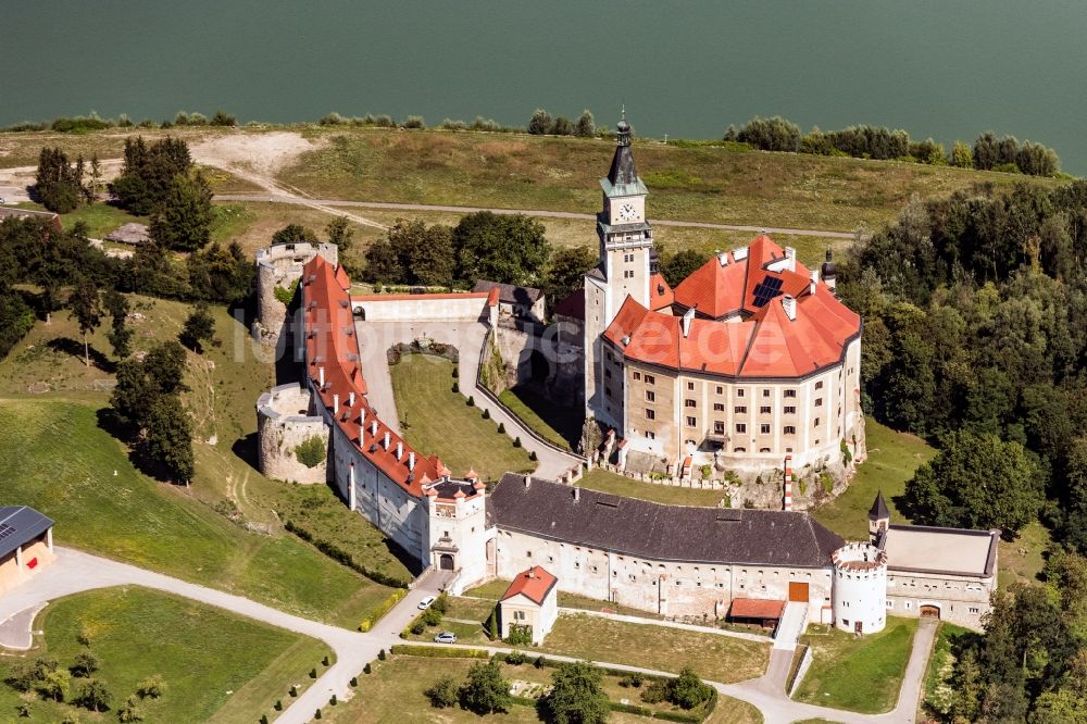 Luftbild Wallsee - Burganlage des Schloss Wallsee in Wallsee in Niederösterreich, Österreich