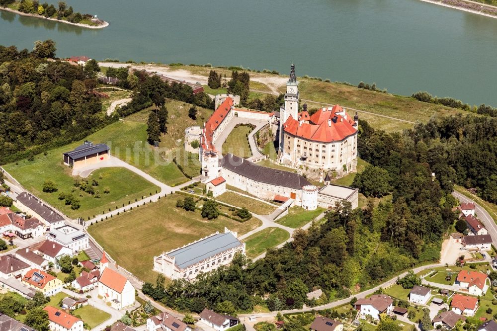 Luftaufnahme Wallsee - Burganlage des Schloss Wallsee in Wallsee in Niederösterreich, Österreich