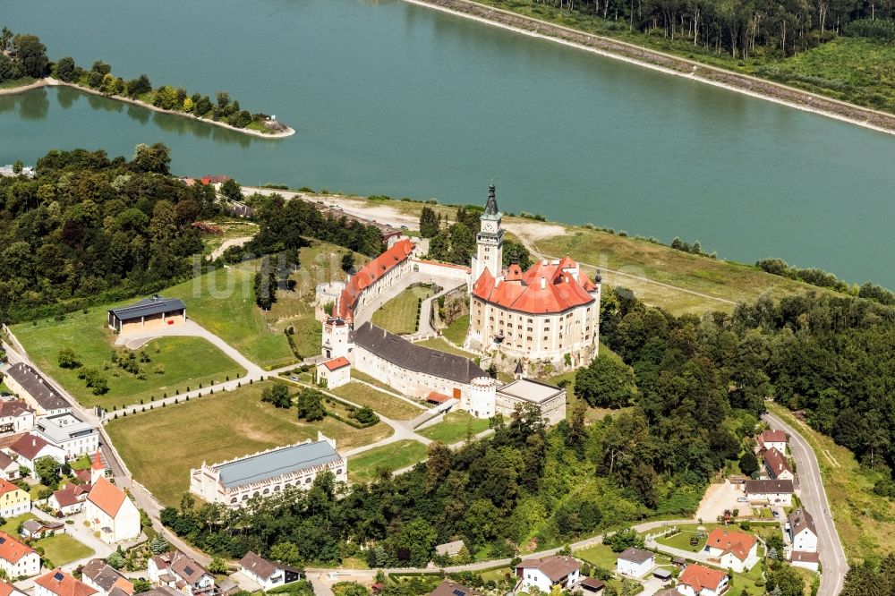 Wallsee von oben - Burganlage des Schloss Wallsee in Wallsee in Niederösterreich, Österreich