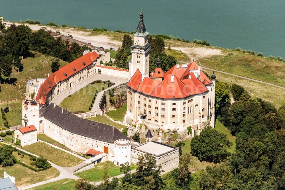 Wallsee aus der Vogelperspektive: Burganlage des Schloss Wallsee in Wallsee in Niederösterreich, Österreich