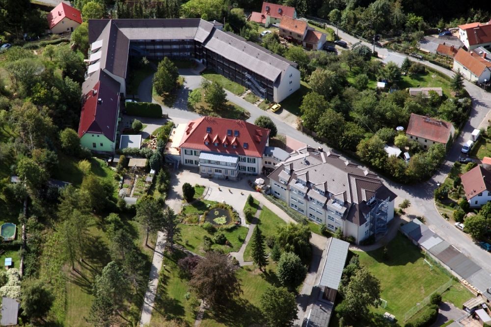 Weesenstein von oben - Burganlage des Schloss Weesenstein in Weesenstein im Bundesland Sachsen, Deutschland