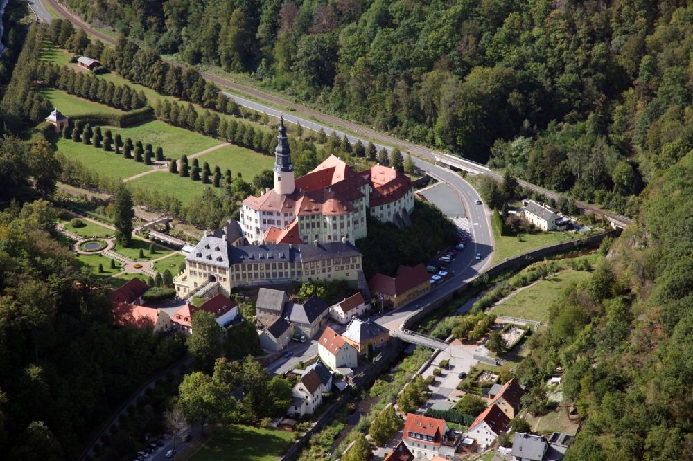 Weesenstein aus der Vogelperspektive: Burganlage des Schloss Weesenstein in Weesenstein im Bundesland Sachsen, Deutschland