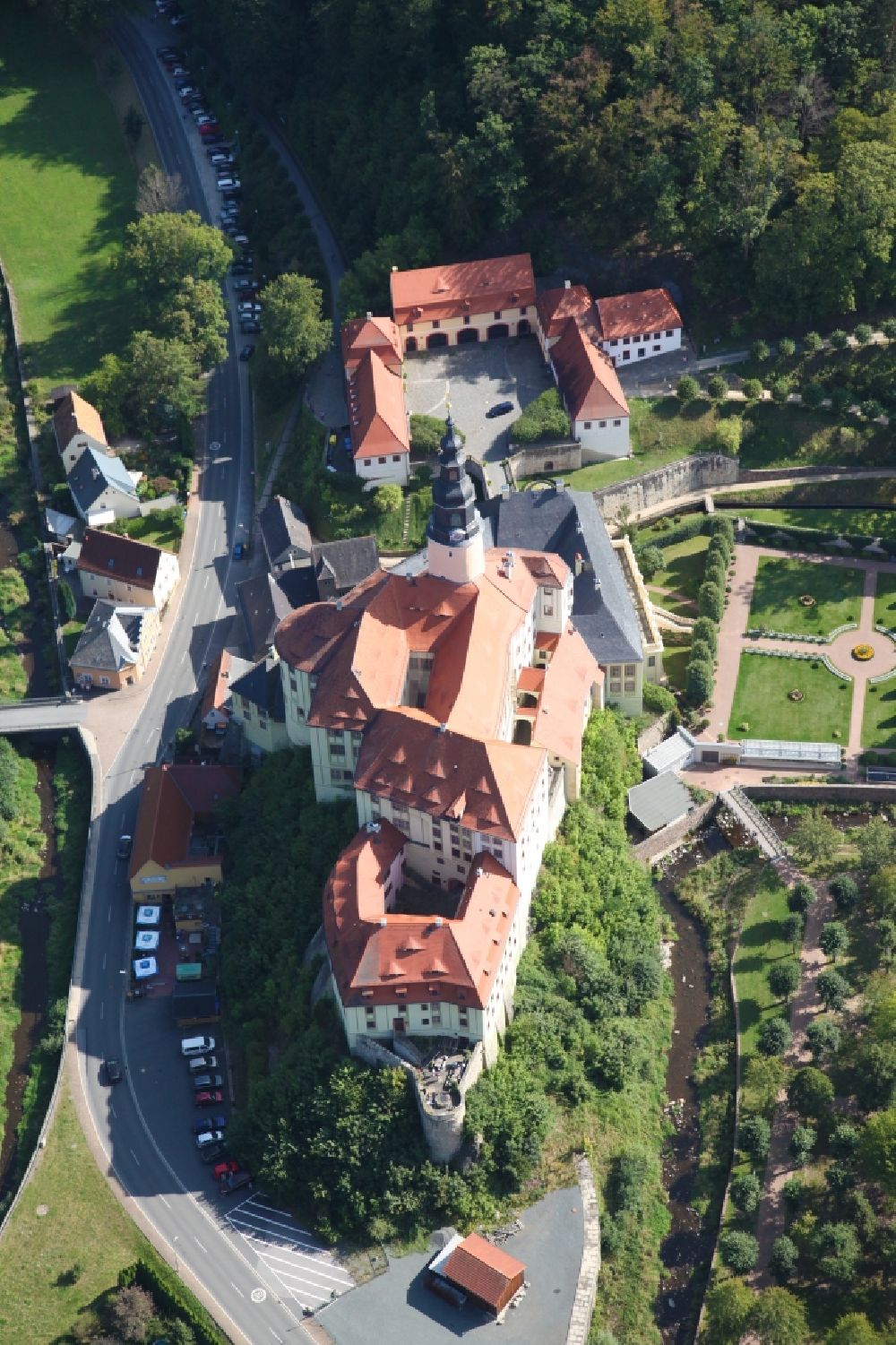 Luftaufnahme Weesenstein - Burganlage des Schloss Weesenstein in Weesenstein im Bundesland Sachsen, Deutschland