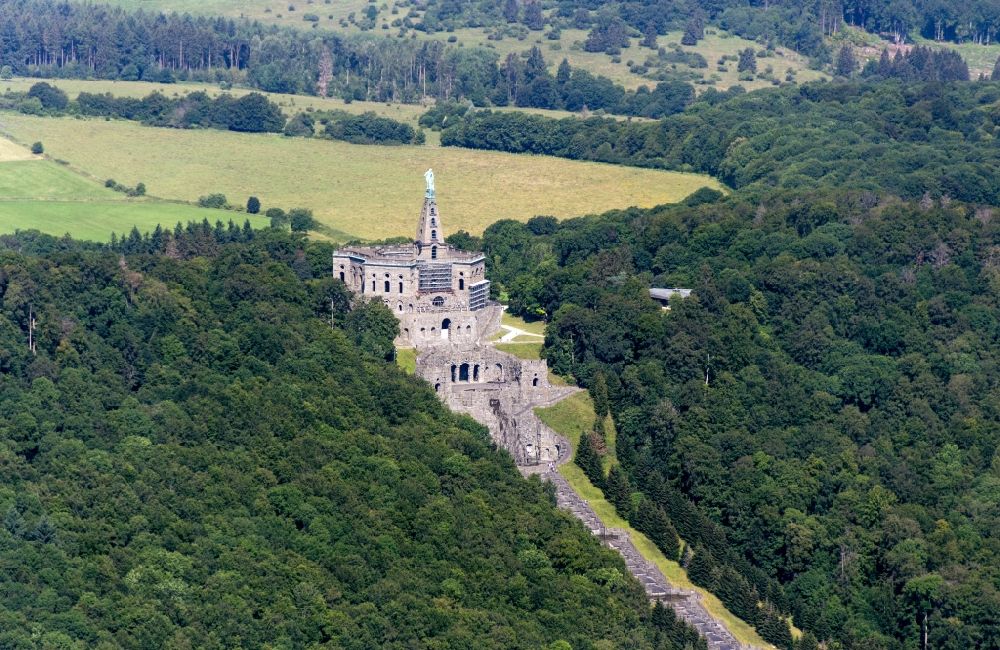 Kassel aus der Vogelperspektive: Burganlage des Schloss Wilhelmshöhe in Kassel im Bundesland Hessen, Deutschland