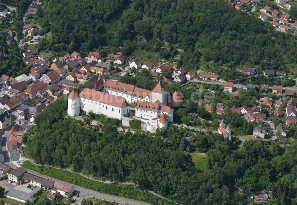 Luftaufnahme Wörth an der Donau - Burganlage des Schloss Wörth an der Donau im Bundesland Bayern, Deutschland