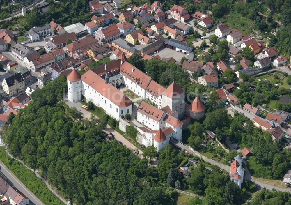 Wörth an der Donau von oben - Burganlage des Schloss Wörth an der Donau im Bundesland Bayern, Deutschland