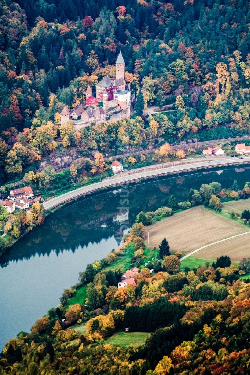 Luftaufnahme Zwingenberg - Burganlage des Schloss Zwingenberg über dem Neckar in Zwingenberg im Bundesland Baden-Württemberg, Deutschland
