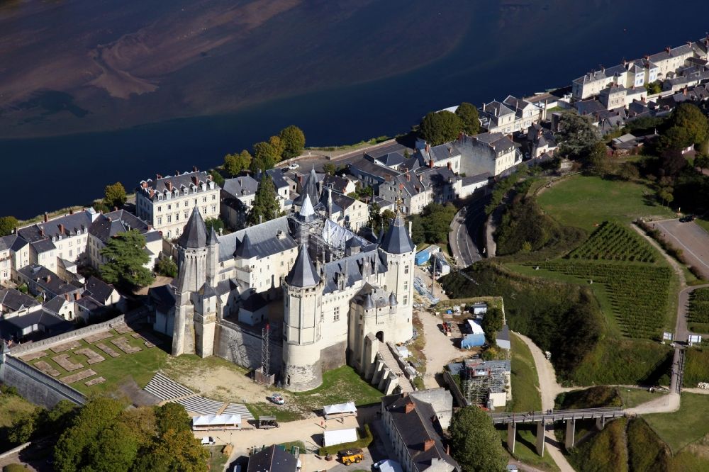 Luftaufnahme Saumur - Burganlage des Schlosses Chateau Saumur in Saumur in Pays de la Loire, Frankreich