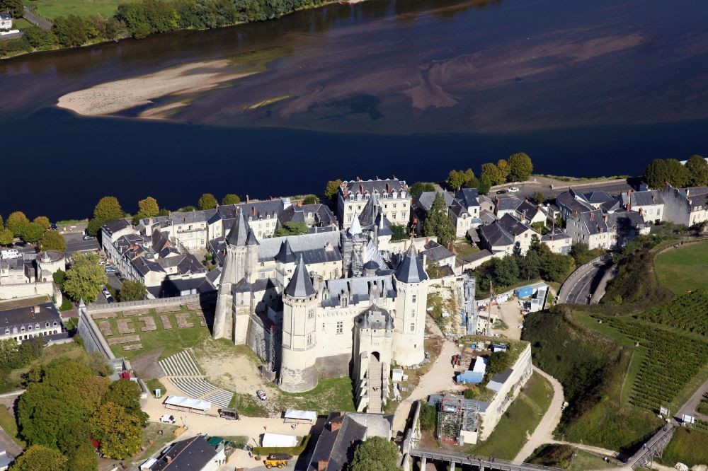 Saumur von oben - Burganlage des Schlosses Chateau Saumur in Saumur in Pays de la Loire, Frankreich