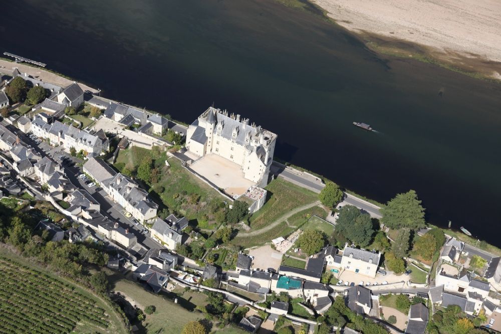 Luftaufnahme Montsoreau - Burganlage des Schlosses Montsoreau in Montsoreau in Pays de la Loire, Frankreich