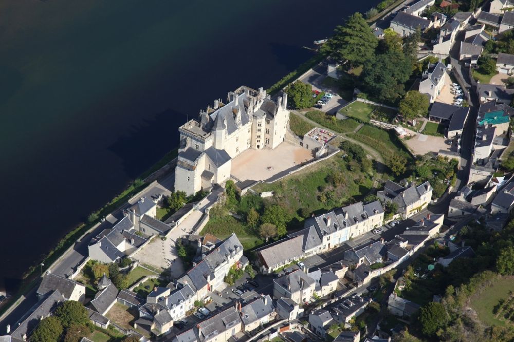 Luftaufnahme Montsoreau - Burganlage des Schlosses Montsoreau in Montsoreau in Pays de la Loire, Frankreich