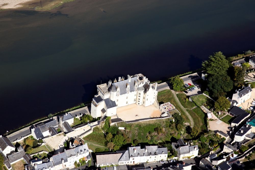 Montsoreau aus der Vogelperspektive: Burganlage des Schlosses Montsoreau in Montsoreau in Pays de la Loire, Frankreich
