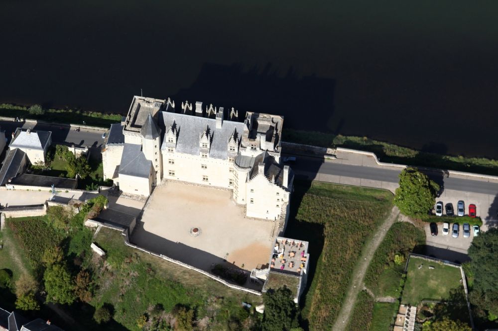 Luftbild Montsoreau - Burganlage des Schlosses Montsoreau in Montsoreau in Pays de la Loire, Frankreich