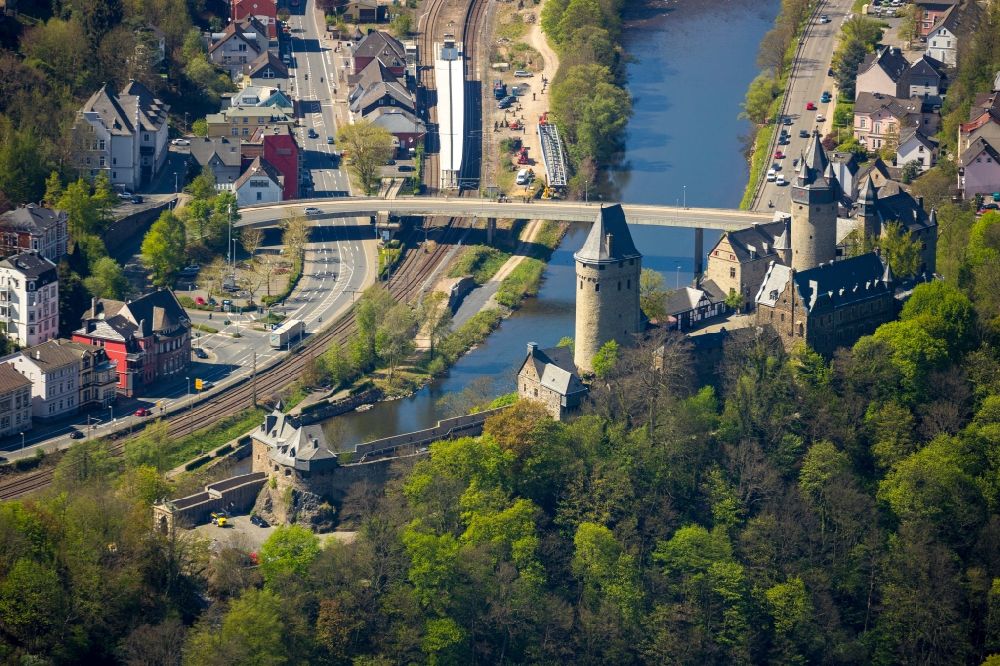 Altena von oben - Burganlage der Veste in Altena im Bundesland Nordrhein-Westfalen, Deutschland