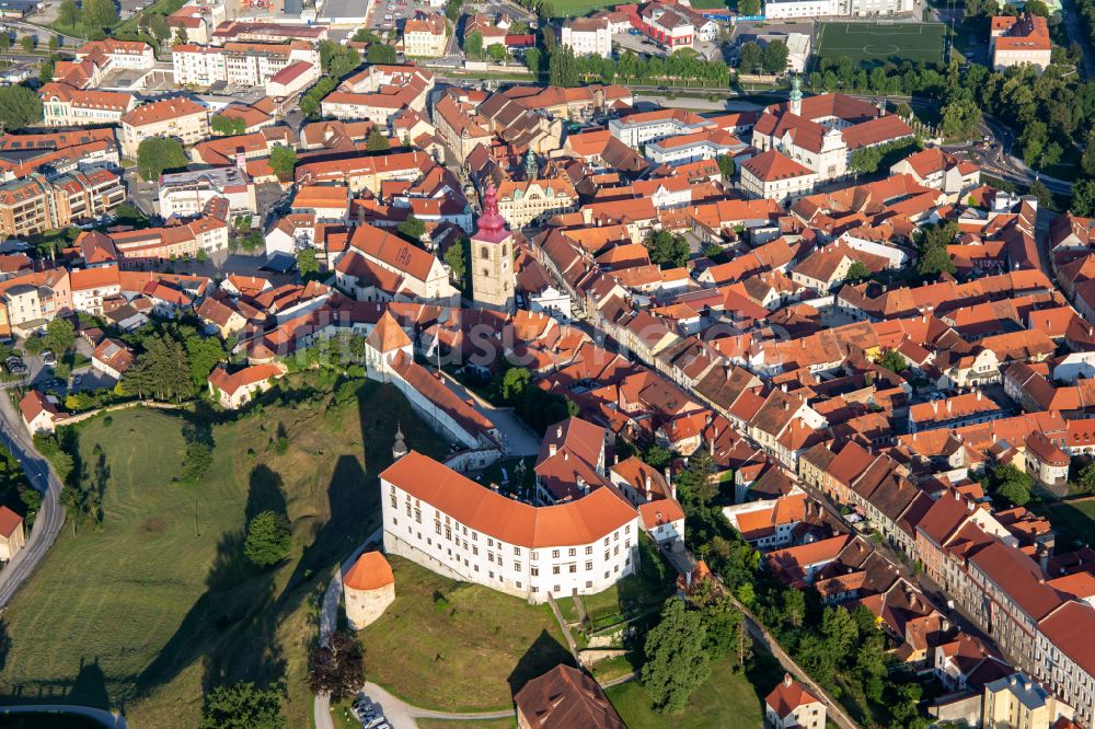 Luftaufnahme Ptuj - Burganlage der Veste über der historischen Altstadt in Ptuj in Slowenien