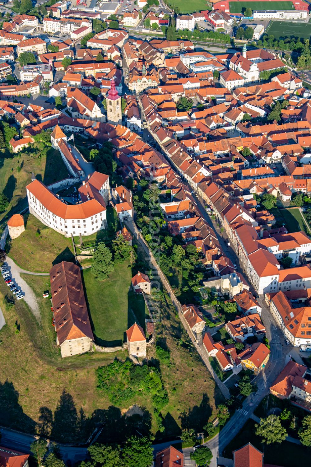 Ptuj von oben - Burganlage der Veste über der historischen Altstadt in Ptuj in Slowenien